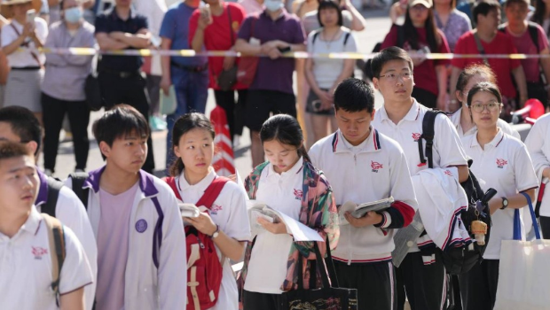 今年全國高考報名人數較2024年的1342萬減少7萬，是8年來首次下滑。