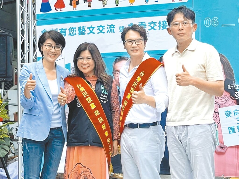 民眾黨南投縣黨部主委7日交接，南投縣長許淑華（左一）出席與民眾黨主席黃國昌（右一）同框。