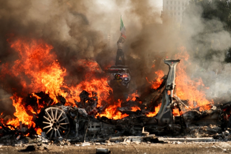 抗議人士焚燒轎車 抗議人士焚燒轎車