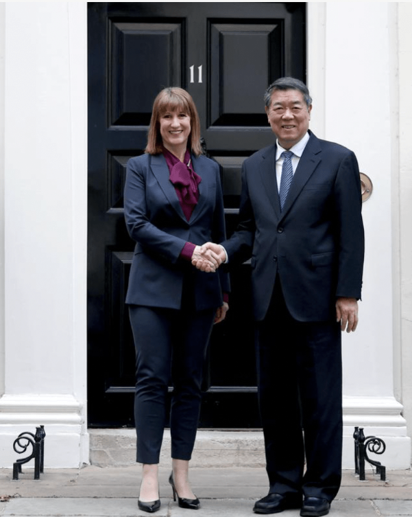 何立峰(右) 何立峰(右)