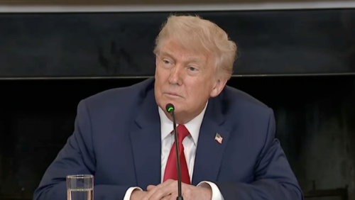 6月9日，特朗普在白宮一場圓桌會議上就“通貝里說自己被以軍‘綁架’”作出評價。 圖源：美媒視頻截圖