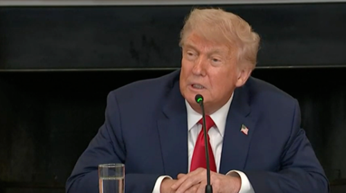 特朗普當地時間9日回答提問 圖源:美媒視頻截圖 特朗普當地時間9日回答提問 圖源:美媒視頻截圖