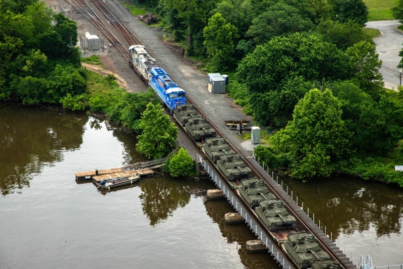坦克車隊緩緩抵達華府。路透社