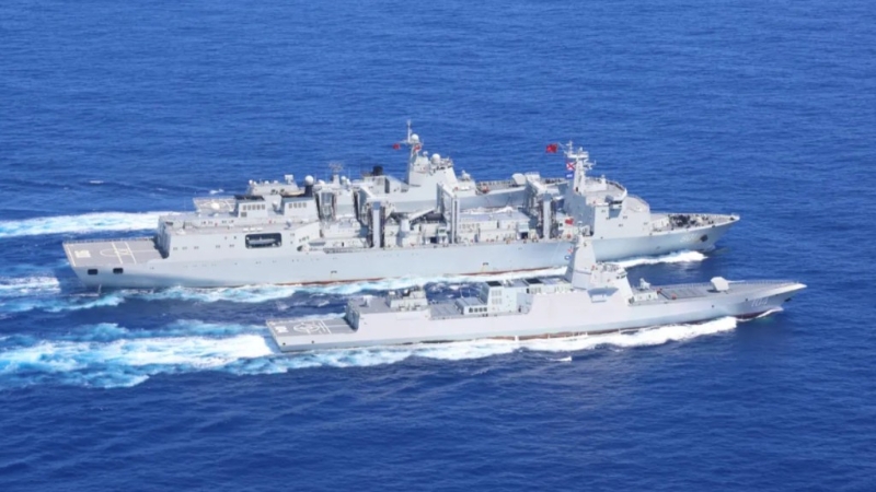 6月上旬，海軍航空母艦編隊在西太平洋海域進行訓練，圖為編隊屬艦進行航行補給。 《人民日報》