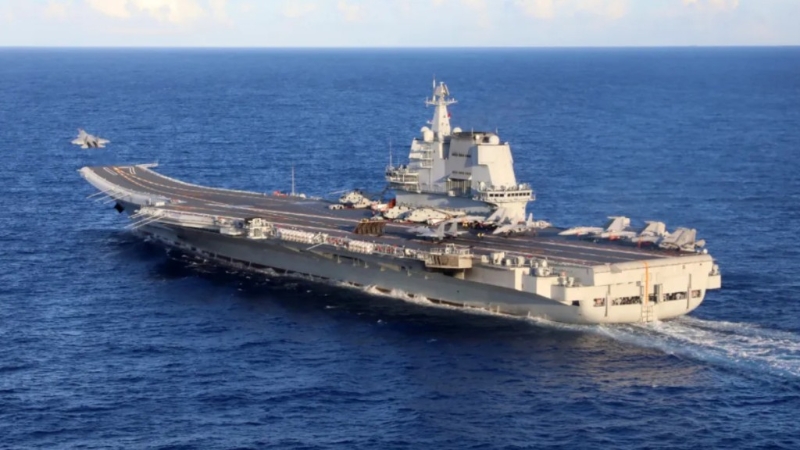 6月上旬，海軍航空母艦編隊在西太平洋海域進行訓練，圖為山東艦放飛艦載戰斗機。 《人民日報》