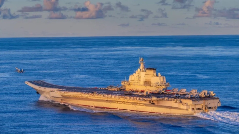 6月上旬，海軍航空母艦編隊在西太平洋海域進行訓練，圖為遼寧艦放飛艦載戰斗機。 《人民日報》
