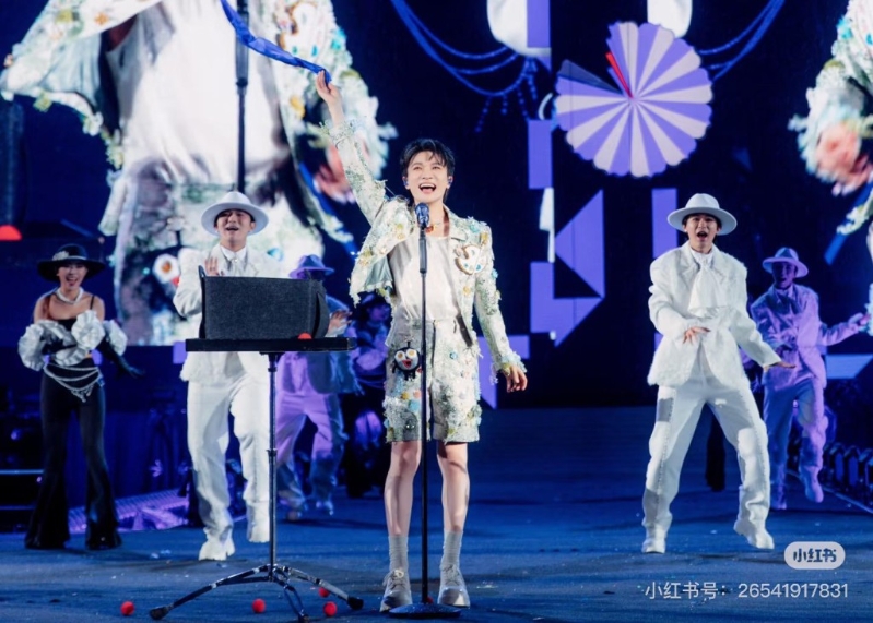 周深憑藉天籟之音成為“國寶級歌手”。