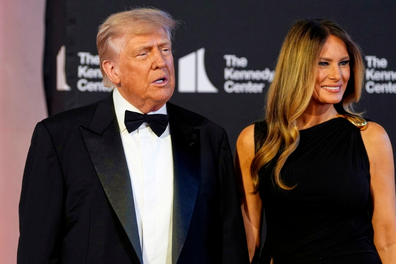 畫面為特朗普11日晚間與美國第一夫人梅拉尼婭抵達華府肯尼迪中心，準備觀賞《悲慘世界》演出。美聯社