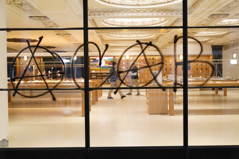 Apple Store遭人涂鴉。 路透社