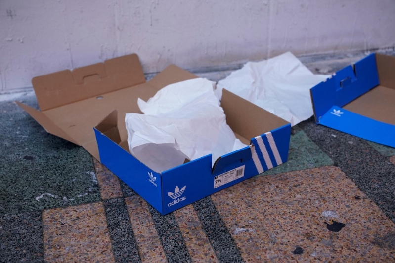 Adidas被人搶劫一空。 路透社