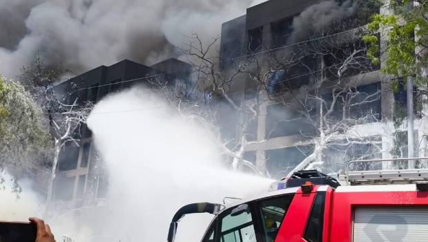 網傳飛機墜毀現場，疑撞民居。