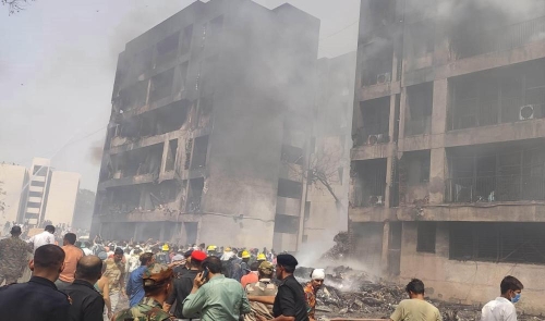 6月12日，人們聚集在印度古吉拉特邦飛機墜毀現場。