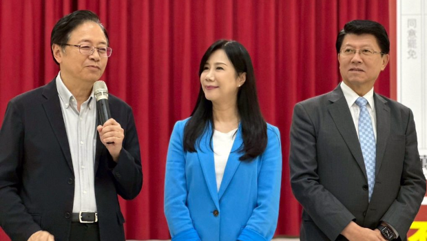 萬美玲(中) 萬美玲(中)