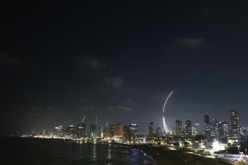 伊朗向以色列發射多枚導彈報復。