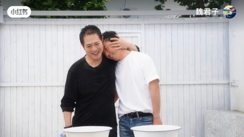 李連杰和謝苗感動得眼濕濕。