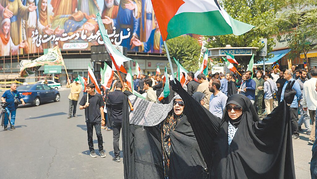 以色列襲擊伊朗后，伊朗民眾13日在德黑蘭參加反以色列抗議活動。
