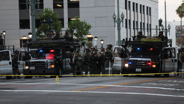 洛杉磯執法人員在聯邦大樓外站崗，防止示威者靠近。