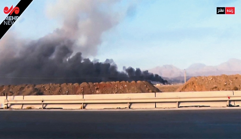 以軍空襲后，伊朗中部納坦茲的核設施發生爆炸冒煙。