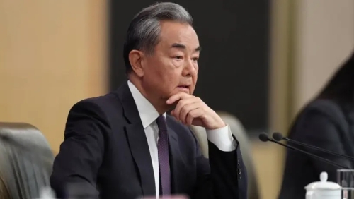 王毅分別與伊朗及以國外長通電話，敦促雙方通過對話解決分歧。