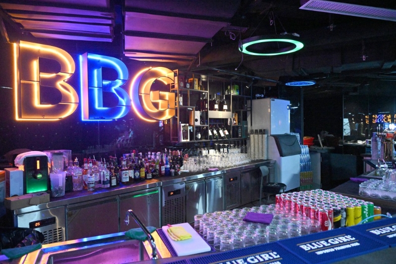 場內設有酒吧。