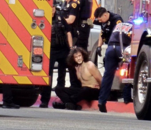 槍擊疑犯被警方拘捕。 Ｘ@SarahisCensored