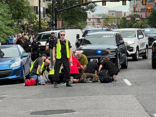 救援人員為受槍傷男子急救。 Ｘ@stockbella