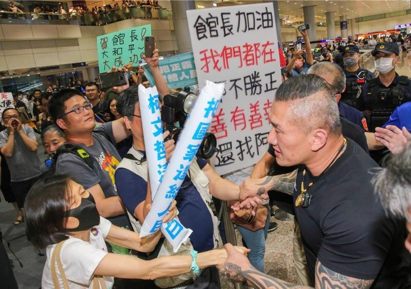 網紅“館長”陳之漢結束6天5夜上海行，于15日晚間返抵臺灣，大批館粉在桃機接機大廳歡迎，陳之漢也上前與支持粉絲致意。中時新聞網資料照