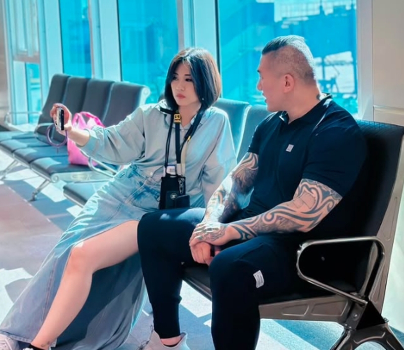 何橞瑢（左）全程跟拍館長陳之漢（右）的首訪大陸之旅，連帶讓她自己也變得人氣爆棚。