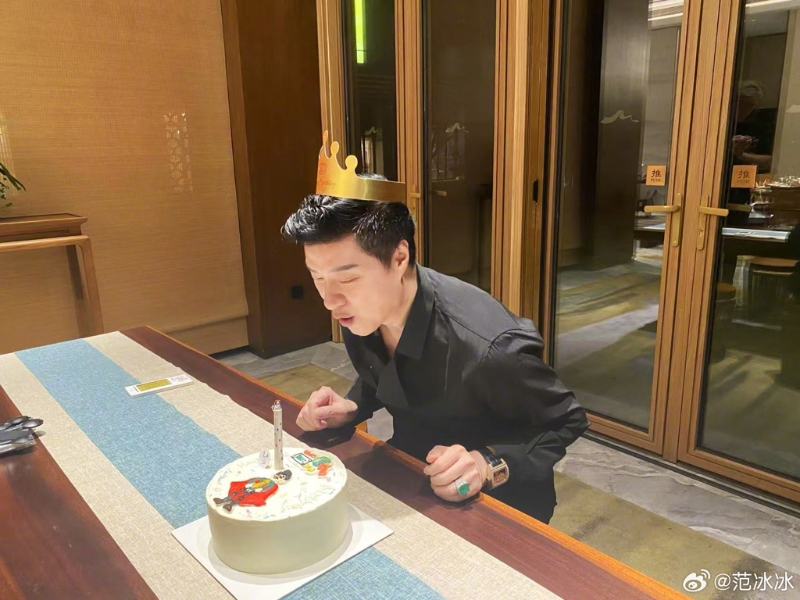 范冰冰父親節曬與爸媽合照。（圖／微博  范冰冰）