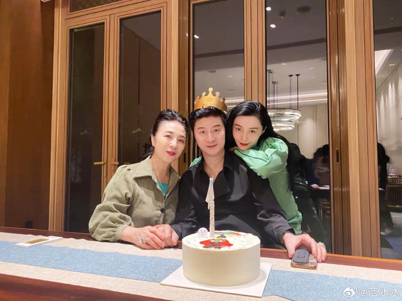 范冰冰父親節曬與爸媽合照。（圖／微博 范冰冰）