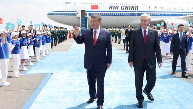 習近平抵哈出席中亞峰會