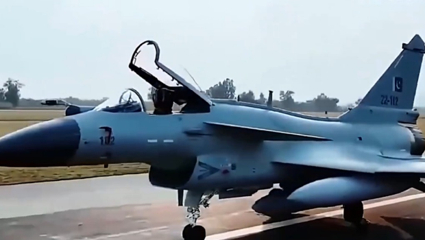 中國自主研制的殲-10CE戰斗亮相巴黎航展。