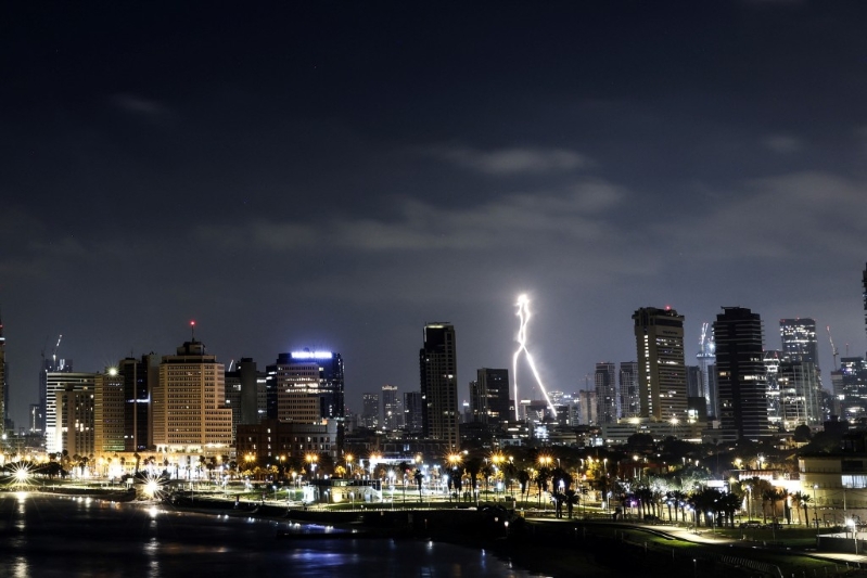 以色列防空系統攔截射往特拉維夫的伊朗導彈。