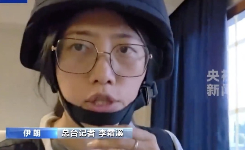 央視記者李霜溪全副武裝進行報道。 央視截圖