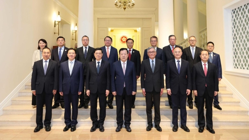 夏寶龍前往禮賓府與行政長官及特區行政、立法、司法機構負責人會面。港澳辦圖片