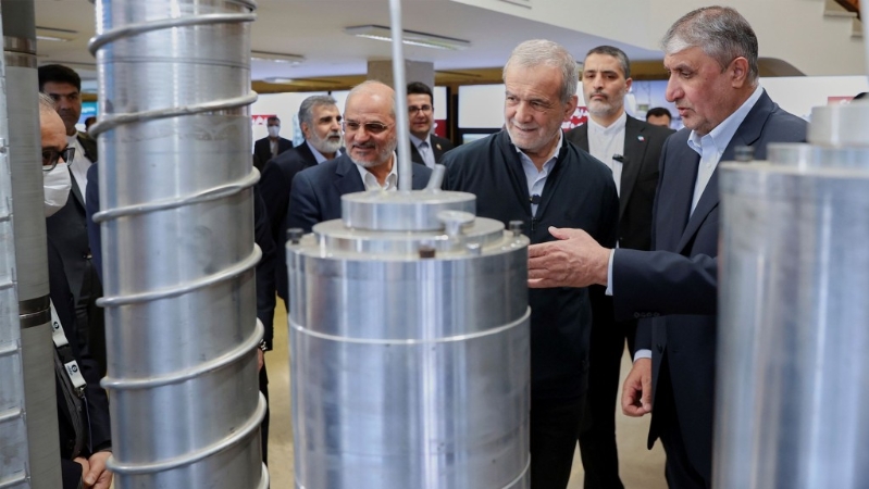 伊朗總統佩澤什基安在伊朗德黑蘭參觀伊朗核成就展覽。