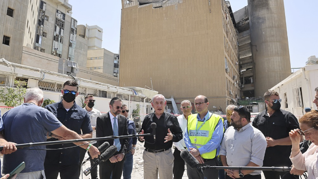 6月19日，內塔尼亞胡（中）在南部城市貝爾謝巴索羅卡醫院發表講話