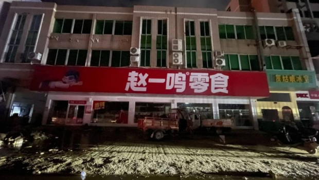 懷集水災后，有民眾趁水打劫，對零食超市“零元購”。