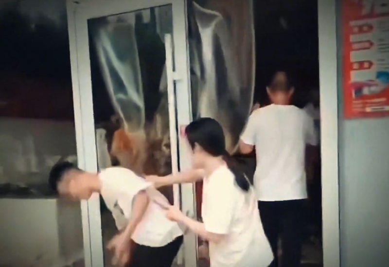 店員試圖阻止哄搶的民眾。