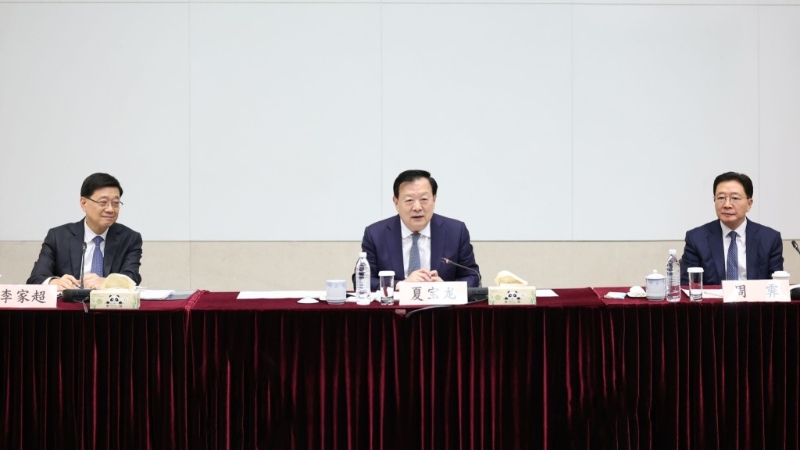 夏寶龍昨日在政府總部與愛國愛港團體代表座談。旁為特首李家超和中聯辦主任周霽。