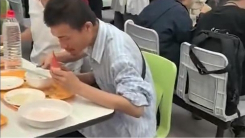 韋東奕用餐遭近距離拍攝。