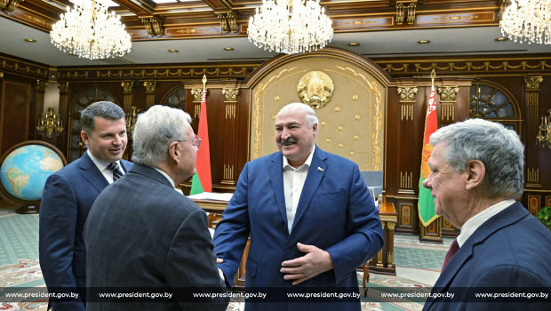 2025年6月21日，白俄羅斯總統盧卡申科會晤美國特別特使凱洛格（Keith Kellogg）時握手。