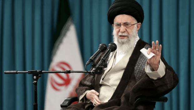 伊朗最高領袖哈梅內伊曾警告美國勿軍事介入，稱這將對整個地區造成嚴重后果