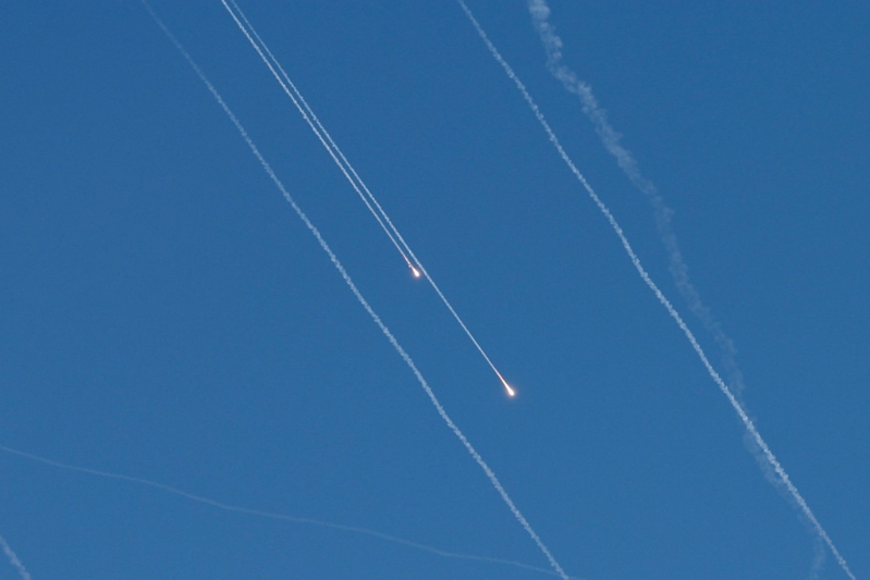 畫面為伊朗22日上午朝以色列發射飛彈，飛彈飛越約旦河西岸上空。路透社