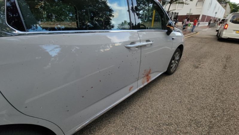 有人體組織濺中七人車。