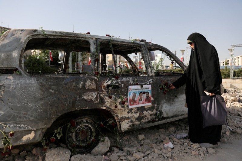 德黑蘭有汽車在空襲中損毀。