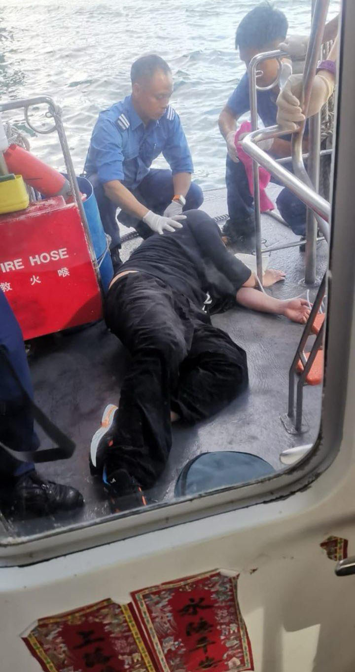 姜濤由海事處的船只救起，當時姜濤全身濕透，倒臥船上。.jpeg