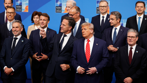 特朗普與北約秘書長呂特在北約國家元首和政府首腦合影中交談 特朗普與北約秘書長呂特在北約國家元首和政府首腦合影中交談