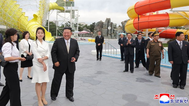 金正恩攜妻子李雪主（左）、女兒金主愛（中）出席海岸觀光渡假村竣工儀式。