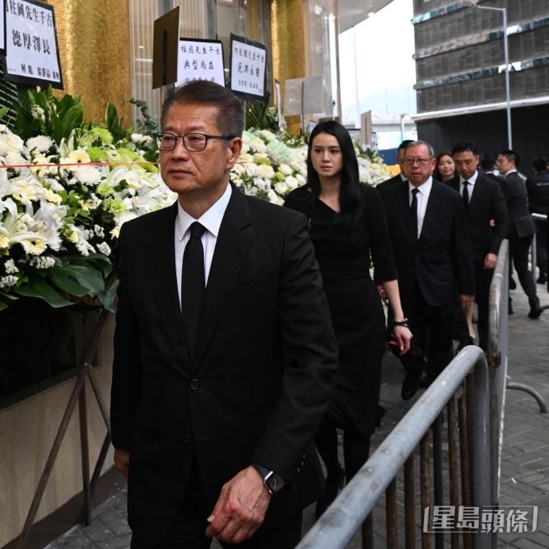 財政司司長陳茂波(前)，何柱國的媳婦林恬兒(中)及其父旅游發展局主席林建岳(后)。